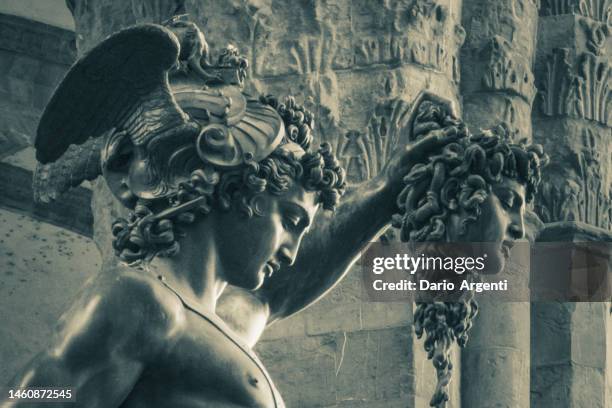 florence perseus with the head of medusa - mitología fotografías e imágenes de stock