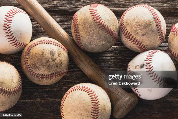 holz baseball schläger und bälle - baseball stock-fotos und bilder
