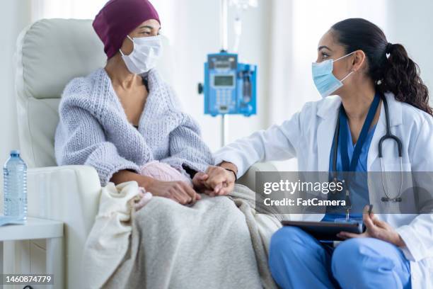 oncologist talking with a patient - cancer bildbanksfoton och bilder