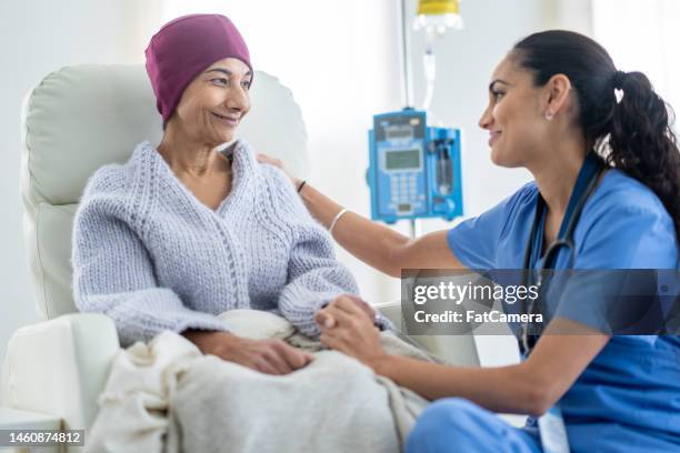 krankenschwester im gespräch mit einem onkologiepatienten - oncology stock-fotos und bilder