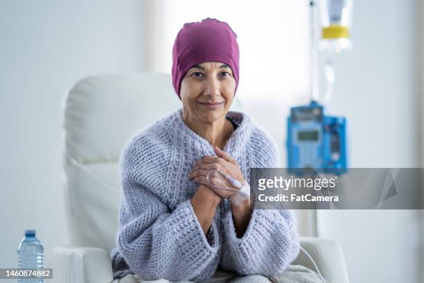 senior woman undergoing chemotherapy - arab women fat 個照片及圖片檔