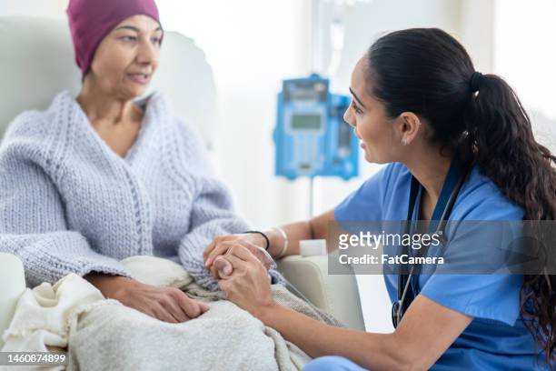 nurse talking with an oncology patient - chemotherapy stock pictures, royalty-free photos & images