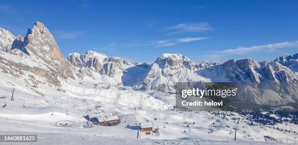 berggipfel in col rodella ski arena, dolomiten - canazei stock-fotos und bilder