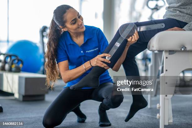 physiotherapy range of motion assessment - physik stock pictures, royalty-free photos & images