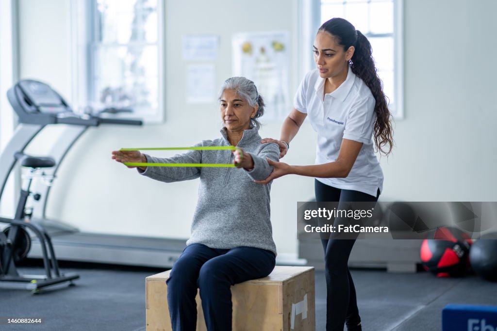 Senior en una cita de fisioterapia