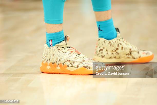Giannis Antetokounmpo wore yellow shoes last night and shouted out