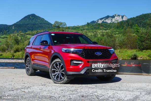 ford explorer in berglandschaft - fahrzeug mit hybrid antrieb stock-fotos und bilder
