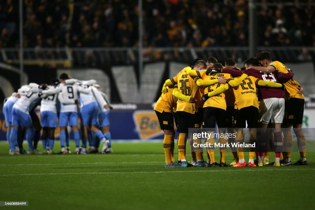 Munich and Dynamo Dresden teams huddle at the start of the 3. Liga News  Photo - Getty Images