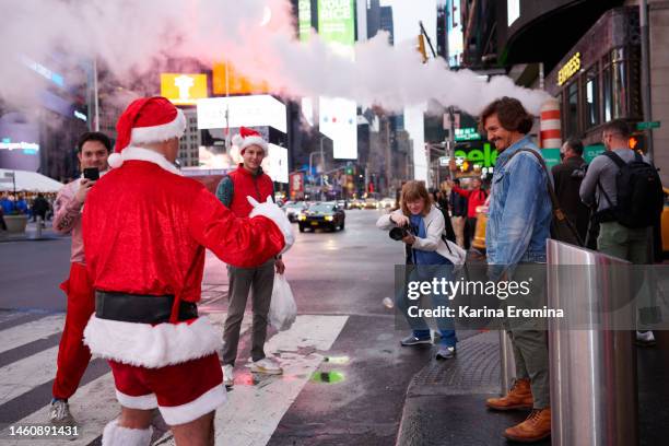 times-square-santa-parade - covid bts stock pictures, royalty-free photos & images