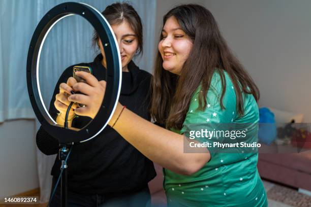 portrait d’une adolescente filmant des vidéos à la maison et dansant devant une caméra sur un anneau, concept de jeune blogueur, espace de copie - chubby teenage girl photos et images de collection
