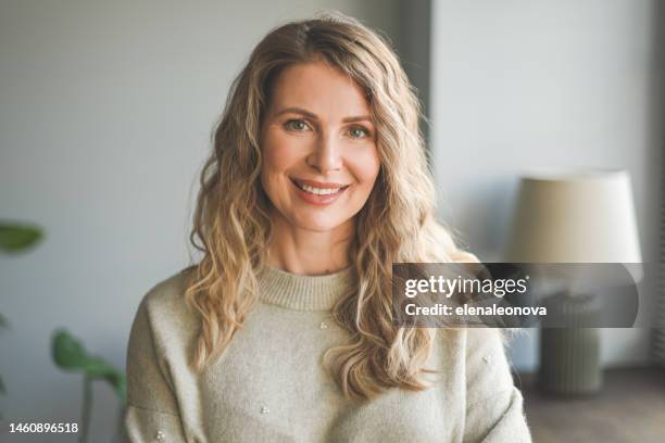 hermosa mujer de edad media - gorgeous woman face 40s fotografías e imágenes de stock