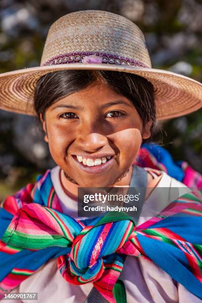 joven aymara en la isla del sol, lago titicaca, bolivia - bolivian andes fotografías e imágenes de stock