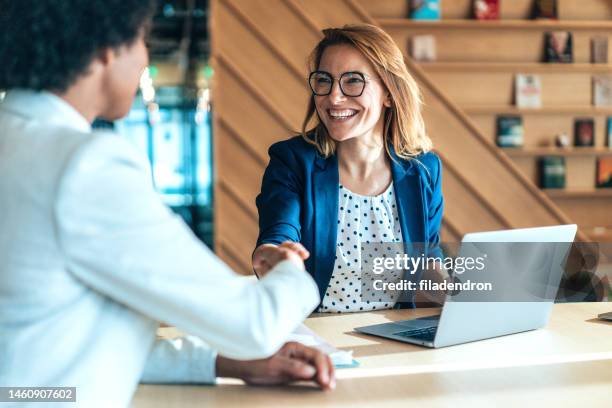 apretón de manos para el nuevo acuerdo - reunión de negocios fotografías e imágenes de stock