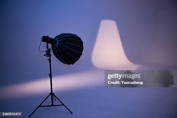 photo studio lighting set-up - photo shoot stock-fotos und bilder