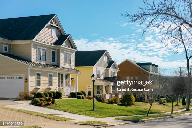 row of single family homes in alexandria, virginia - suburbio zona residencial fotografías e imágenes de stock