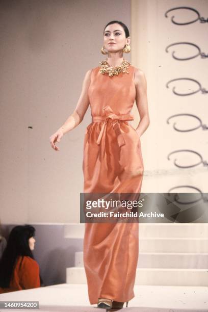 Sleeveless floor-length peach evening dress with pleated waist in the Oscar de la Renta Spring/Summer 1991 show in New York