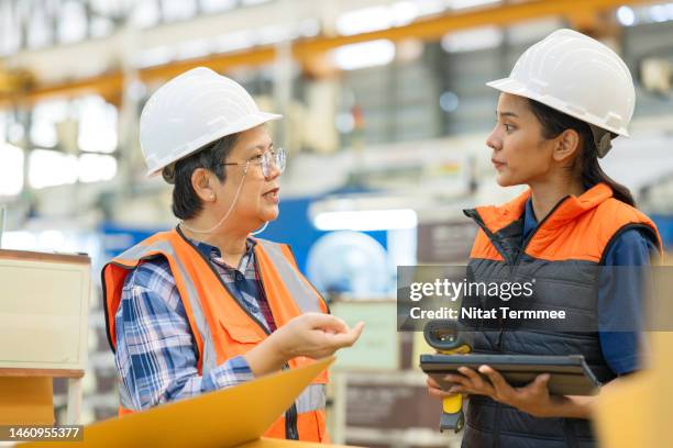 Teamwork Production Support 23 Encourages Older Workforce On The Production Line Stock Photos, High ...
