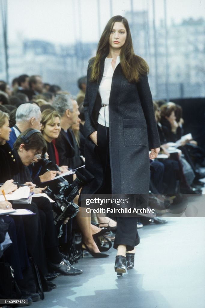 On the runway during the Louis Vuitton by Marc Jacobs fall 1999 ready  Photo d'actualité - Getty Images