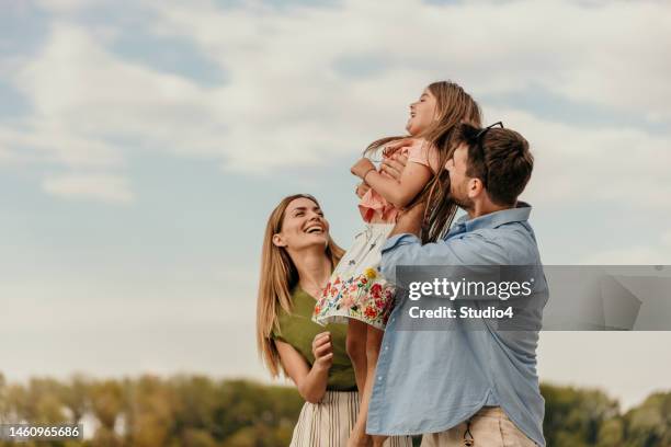 voir votre fille heureuse est un sentiment remarquable - children nature photos et images de collection