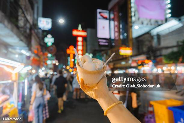 kokosnusseis auf dem chinatown-nachtmarkt in bangkok - thailändische kultur stock-fotos und bilder