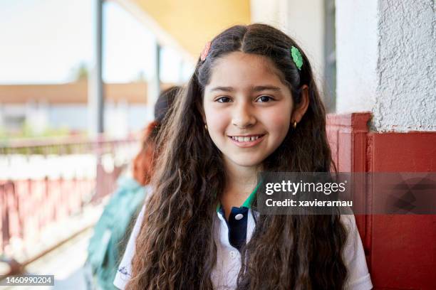 retrato de una alegre colegiala de 10 años - 10 year fotografías e imágenes de stock