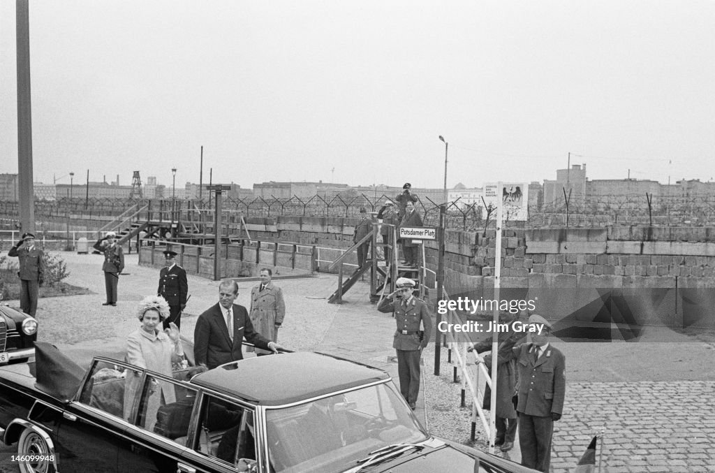 Queen At Berlin Wall