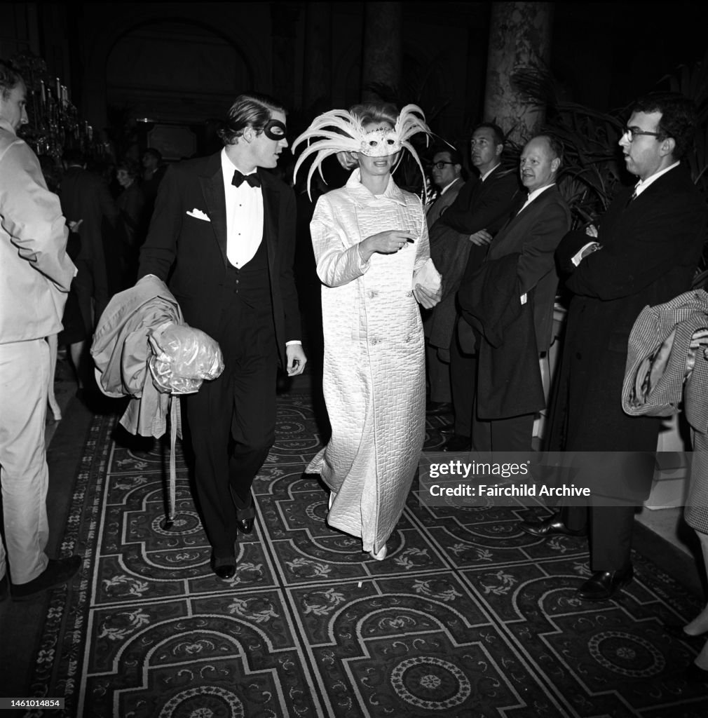 A couple in masks arriving at Truman Capote's Black and White Ball in