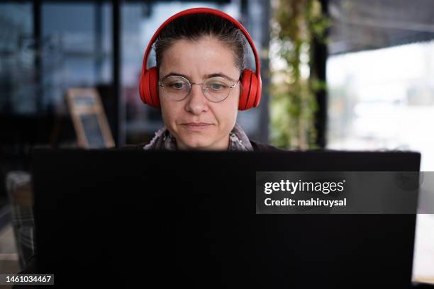 Woman Head Over Computer Screen 1,135 Woman Looking Over Laptop Screen Stock Photos, High-Res Pictures ...