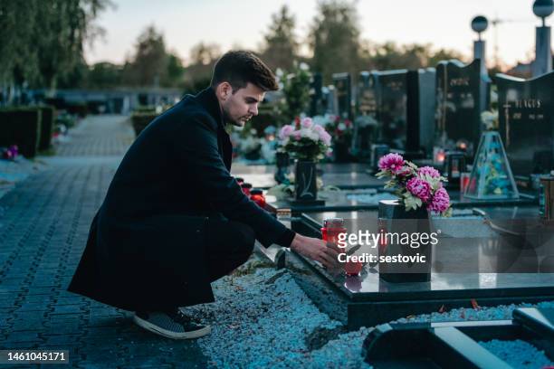 man in the cemetery - blank gravestone stockfoto's en -beelden