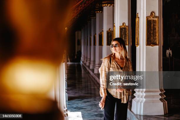 mulher viajante no templo de wat pho em bangkok em um dia de verão - wat pho - fotografias e filmes do acervo