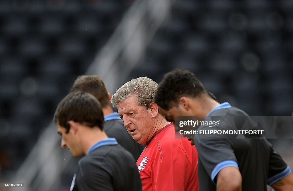 English headcoach Roy Hodgson (C) talks 