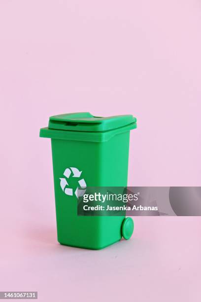 green trash bin - lata de lixo imagens e fotografias de stock