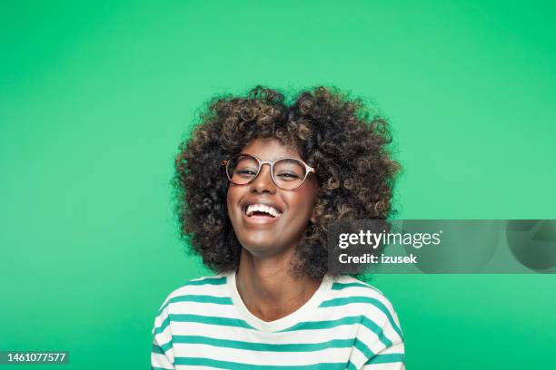 retrato primaveral de una joven emocionada - afro hairstyle fotografías e imágenes de stock