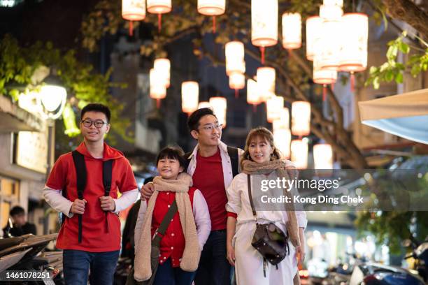 familia china asiática viajes y exploración en el mercado nocturno hanoi vietnam - vietnam teen fotografías e imágenes de stock