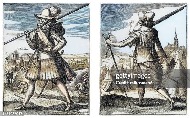 old engraved illustration of pikeman and musketeer from the beginning of the 17th century - musketiere stock-fotos und bilder