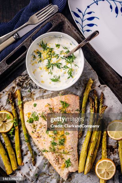 asparagus with baked salmon with yoghurt dressing - sauce stockfoto's en -beelden