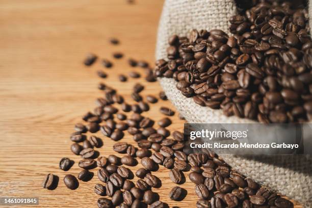 roasted coffee beans - cafeteria fotografías e imágenes de stock