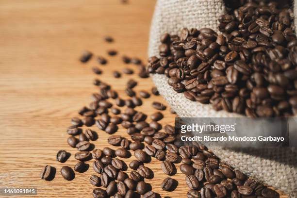 roasted coffee beans - café imagens e fotografias de stock