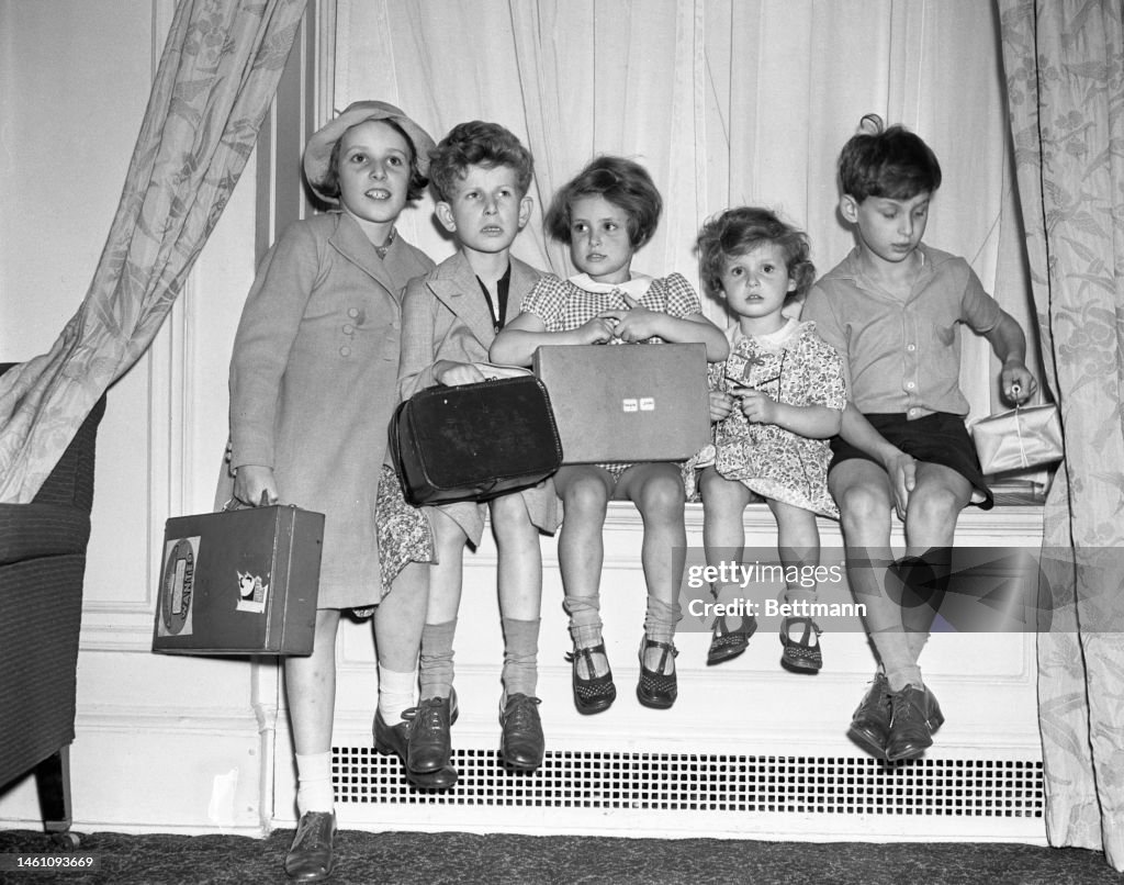 Davina And Simon Bowes-Lyon With Their Cousins