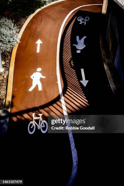 shared pedestrian and bike path - perth, western australia - urban road stock pictures, royalty-free photos & images