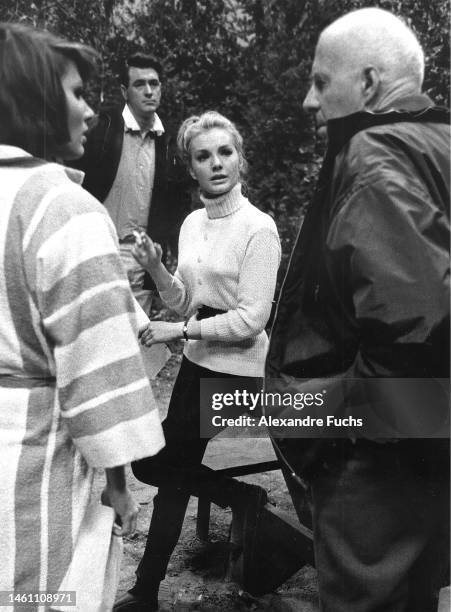 Director Howard Hawks with actor Rock Hudson and actresses Maria Perschy and Paula Prentiss in a rehearsing for the movie Man's Favorite Sport in...