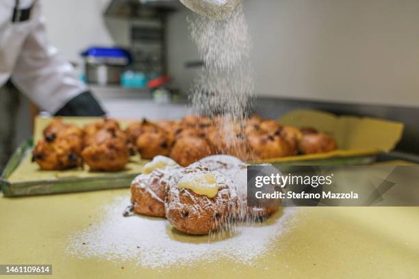 Pastry chef Paul, of the "Bonifacio" bakery, sprinkles sugar on the "frittelle", "Frittelle" are a typical carnival dessert in Venice on January 31,...