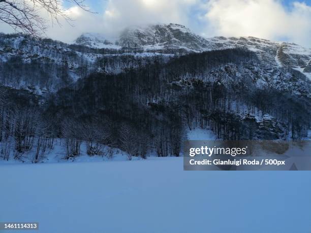 lago santo ghiacciato e innevato e monte giovo,santo lake,italy - ghiacciato fotografías e imágenes de stock