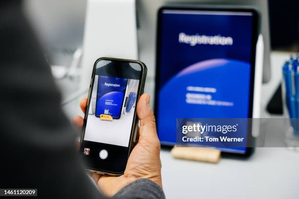 businessperson using qr code to register at conference - image animée photos et images de collection