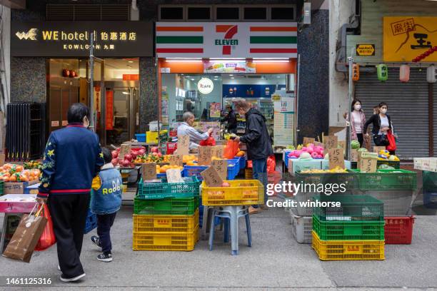 temple street market in yau ma tei, kowloon, hong kong - temple street market stock pictures, royalty-free photos & images