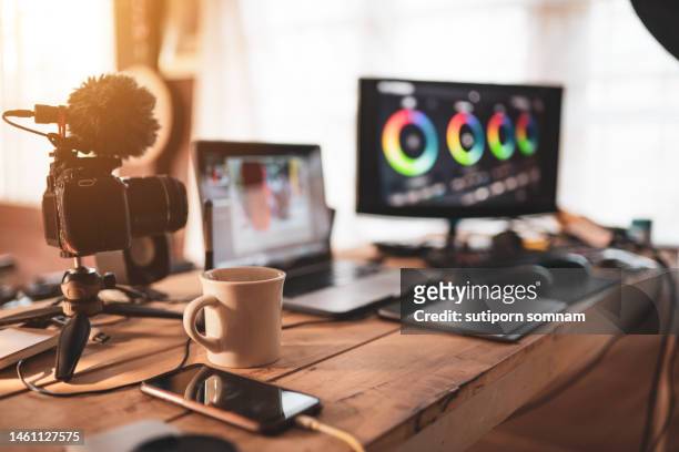 content creator desk and camera mic laptop for creator - content fotografías e imágenes de stock
