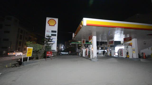 PAK: Long queues at filling stations over petrol shortage