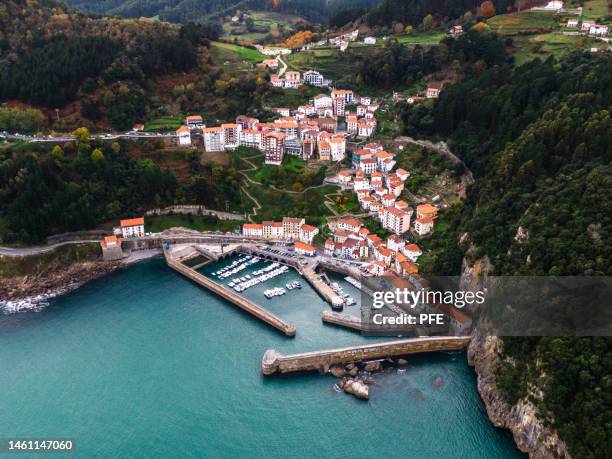 aerial view of elantxobe in basque country - provinz biscaya stock-fotos und bilder