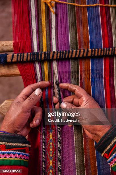 femme péruvien tissage, la vallée sacrée, chinchero - culture quechua photos et images de collection