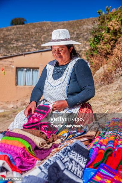 bolivian woman selling souvenirs, isla del sol, bolivia - bolivian andes fotografías e imágenes de stock